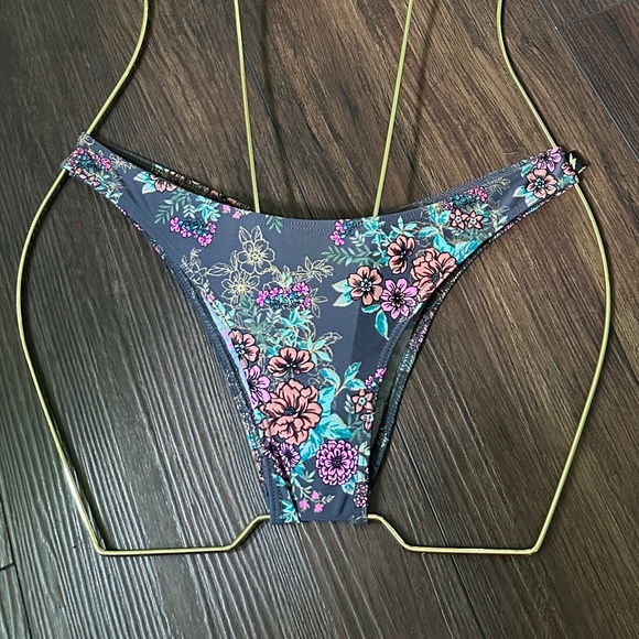 🔥 2 Cleo the Hurricane Scrunch-Bum Dance Shorts | Small - Picture 2 of 4